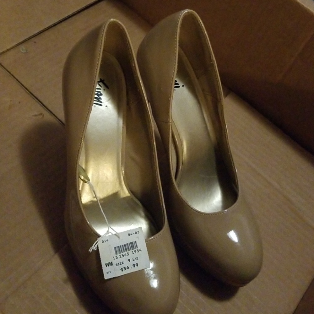 Nude pumps